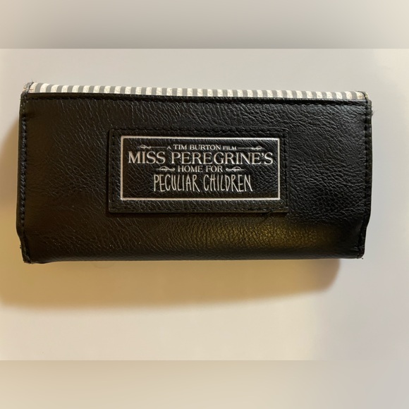 Hot Topic Black and White Clutch - Picture 2 of 4